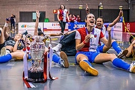 La futbolista riojana, Patri Blázquez, festeja su triunfo con la presea de oro en el cuello junto al trofeo de la Supercopa.