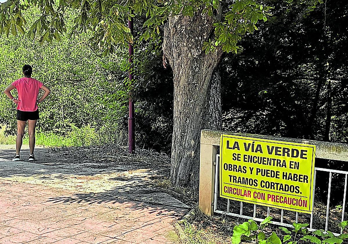 Un cartel anuncia el inicio de las obras en el paseo Vista Alegre.