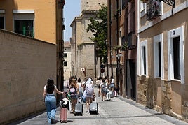 Un grupo de jóvenes se dirige a unas viviendas turísticas ubicadas en Travesía de Palacio, en pleno Casco Antiguo de Logroño.