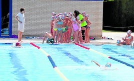 Los niños del Club Natación fueron los primeros en dar los relevos.