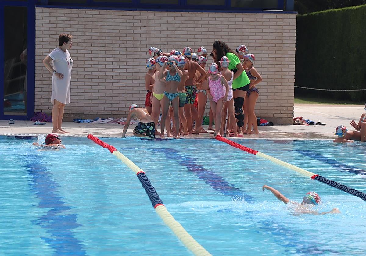 Los niños del Club Natación fueron los primeros en dar los relevos.