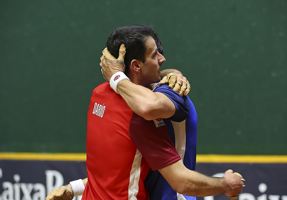Saludo entre los dos pelotaris riojanos Darío Gómez y Javier Zabala.
