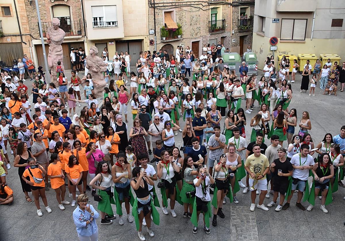 cuadrillas en el cohete de las fiestas de la juventud de Autol.