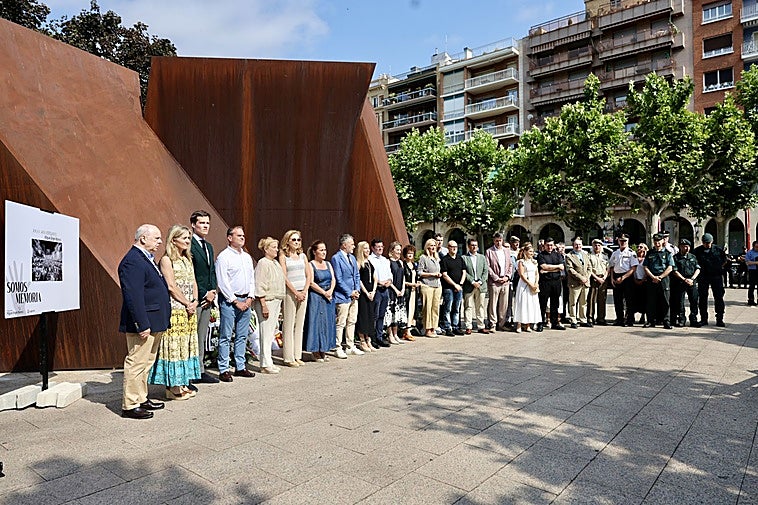 Asistentes al homenaje a Miguel Ángel Blanco, ante el monumento a las Víctimas del Terrorismo.