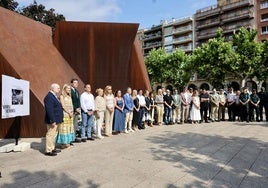 Asistentes al homenaje a Miguel Ángel Blanco, ante el monumento a las Víctimas del Terrorismo.