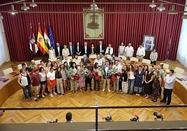 Foto de los Vendimiadores 2025 con el resto de aspirantes