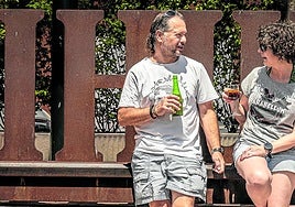 Una paraja de turistas disfrutan en Cihuri.