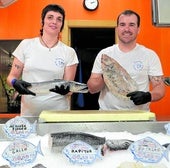 Cristina Alcalde y Mario Fernández, detrás del mostrador de la pescadería 'Del mar a Calahorra'.
