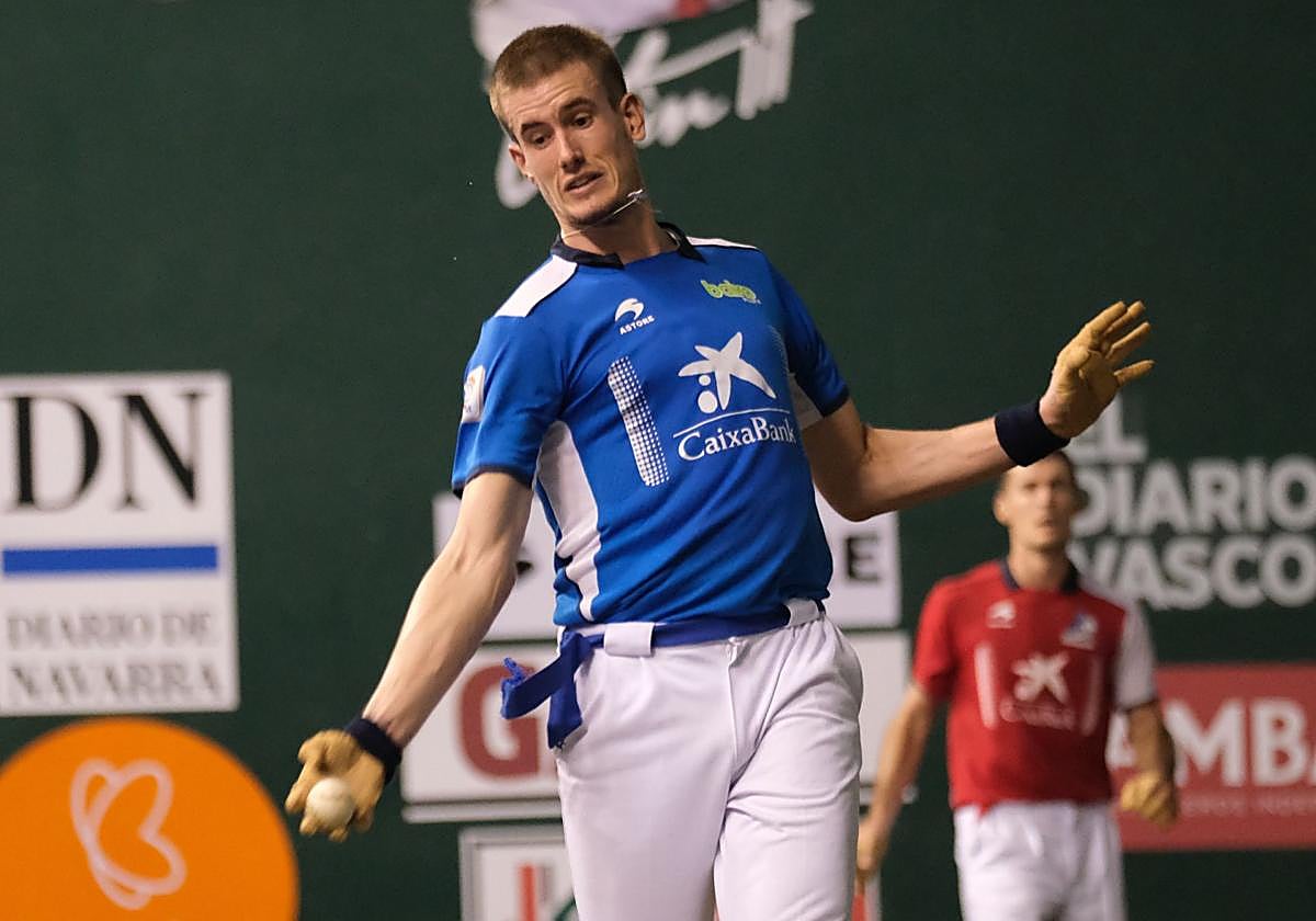 Mariezkurrena golpea la pelota con su mano derecha..