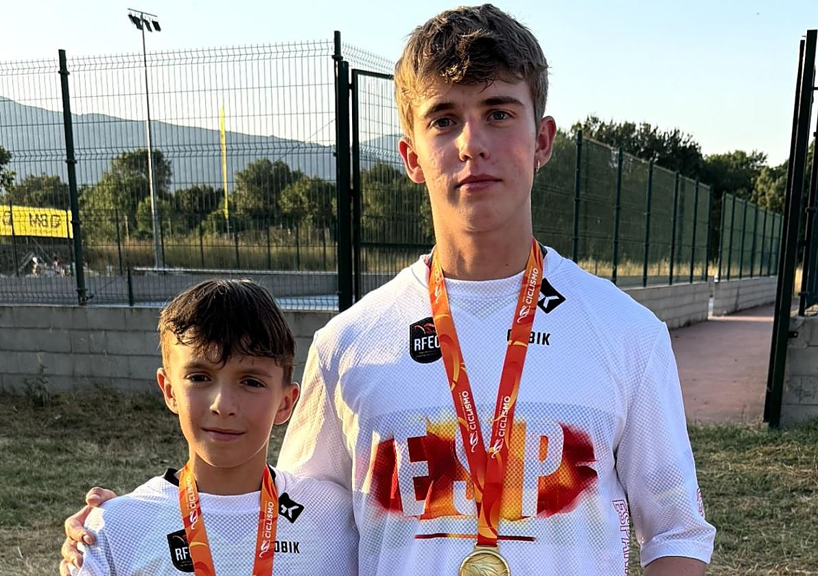 Oier Sánchez y Travis Asenjo, con sus respectivos metales de oro.