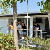 Los turistas disfrutan de sus vacaciones en el camping de Navarrete.
