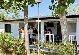 Los turistas disfrutan de sus vacaciones en el camping de Navarrete.