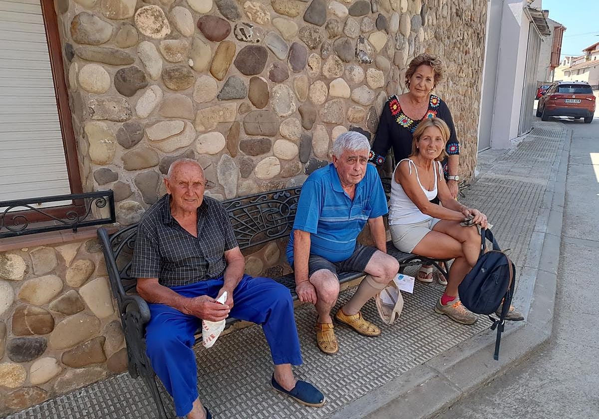 En un banco, a la fresca, en El Redal.