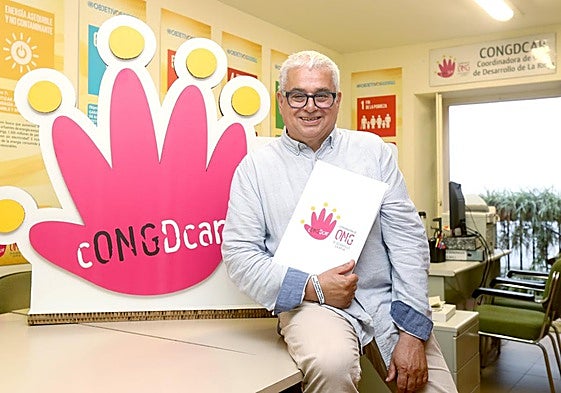 René Larumbe posa como nuevo presidente en la sede de la Coordinadora de ONG de Desarrollo de La Rioja.