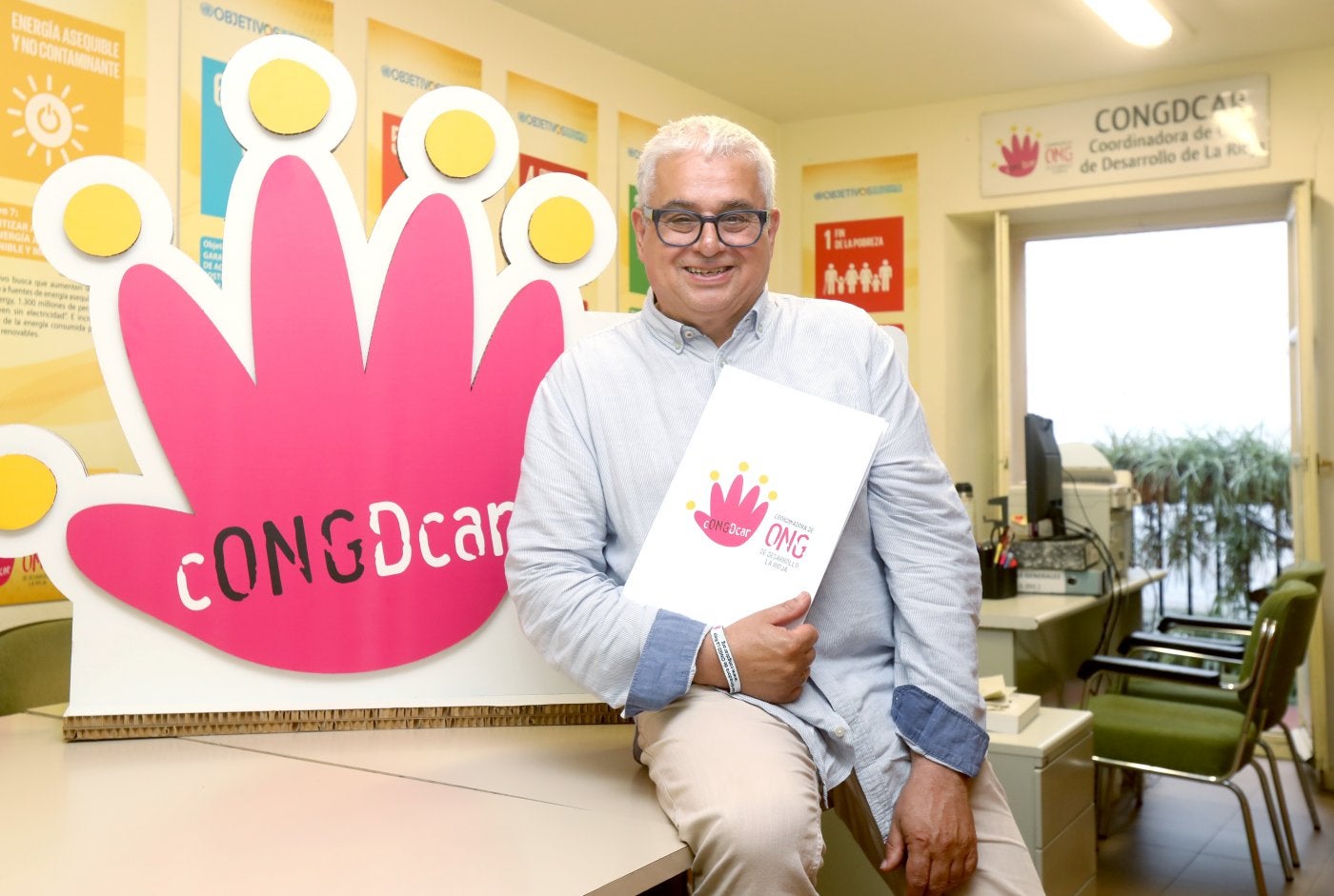 René Larumbe posa como nuevo presidente en la sede de la Coordinadora de ONG de Desarrollo de La Rioja.