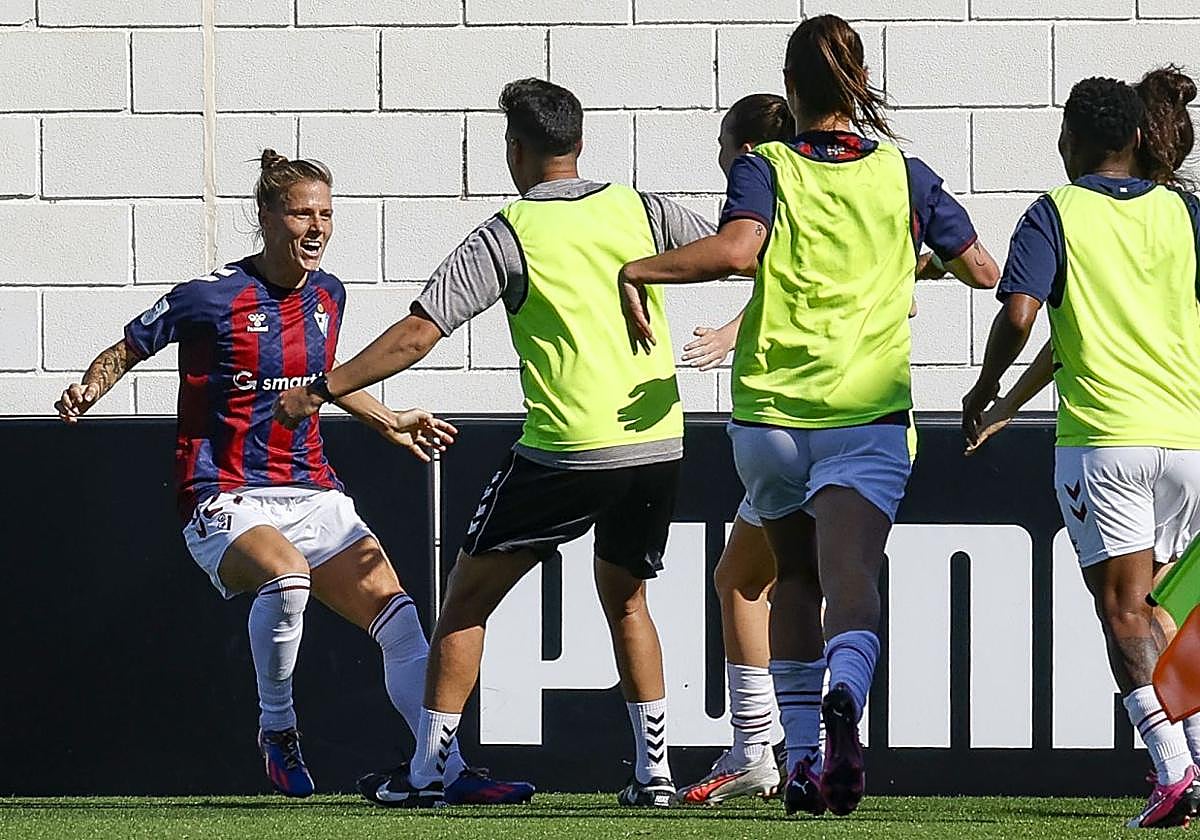 Annelie Leitner celebra un gol con el Eibar.