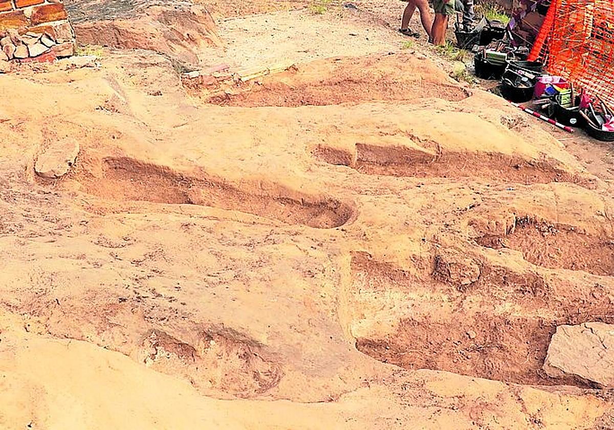El solar, junto a la Cueva de los Cien Pilares, muestra ya los perfiles. e. p.