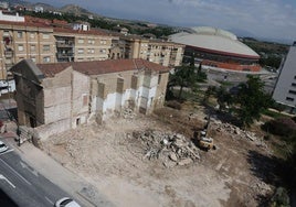 Solar resultante tras el derribo del convento junto a la iglesia, con una excavadora retirando los últimos escombros.