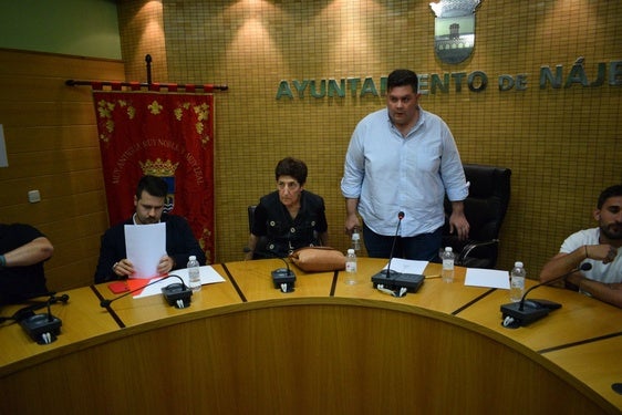 El alcalde de Nájer,a Jorge Salaverri, en el pleno que rechazó su cuestión de confianza.