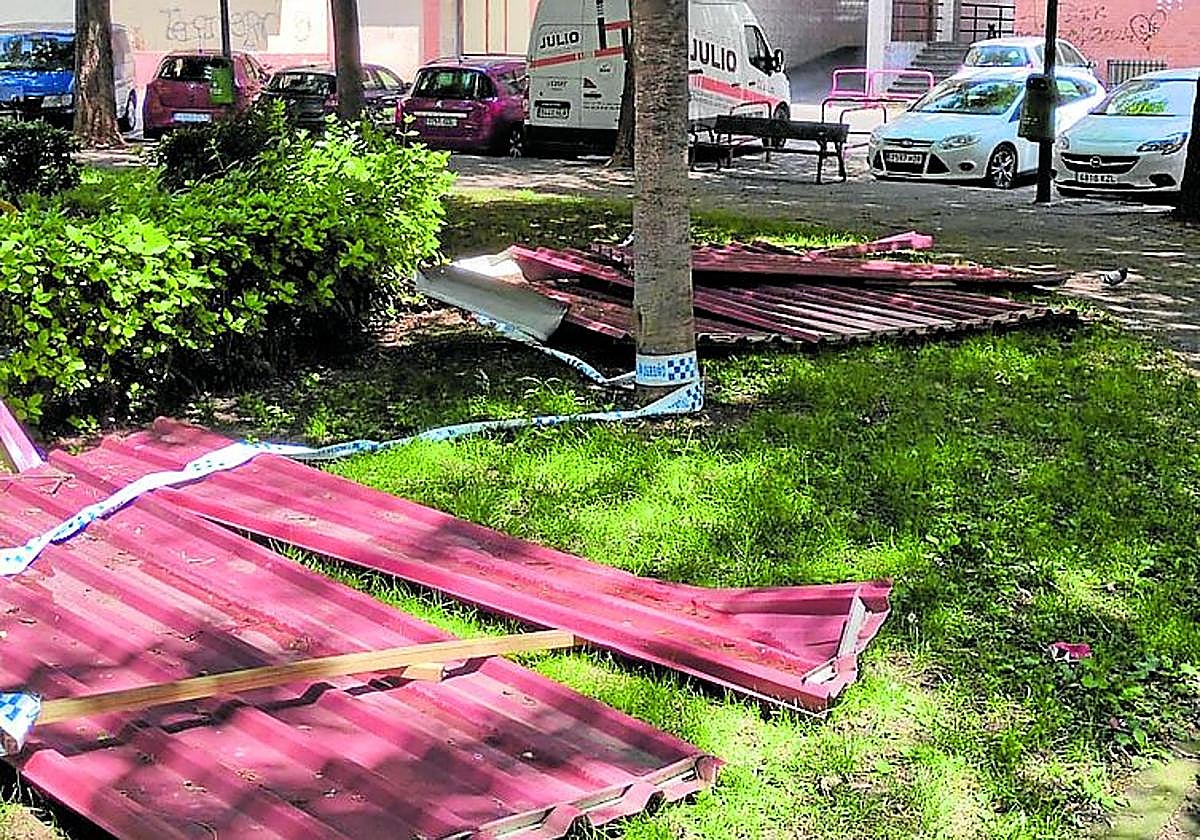 Unas chapas que llevan semanas sobre la hierba, hoy en La Guindilla.
