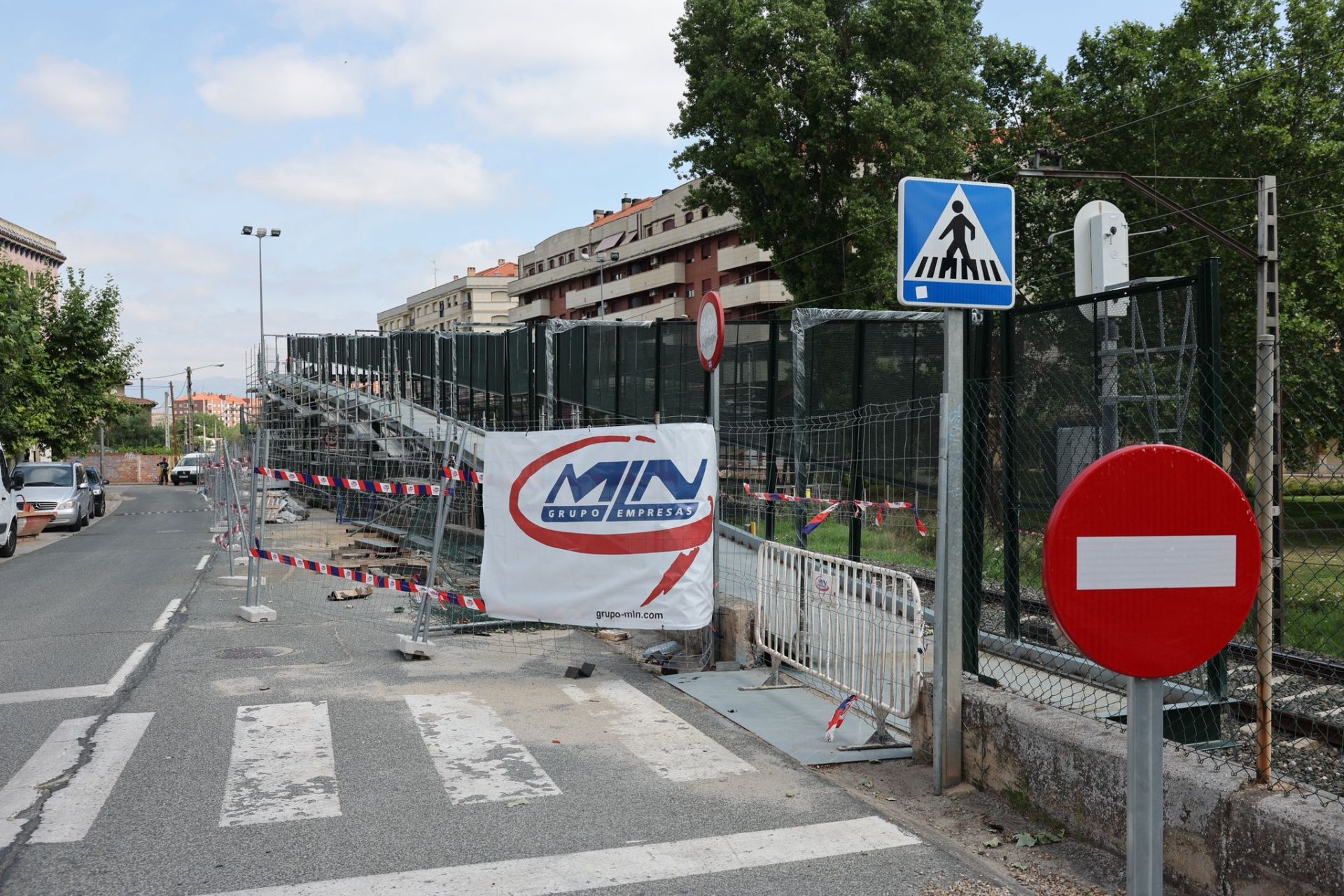 Imagen secundaria 1 - La «faena» de estar sin pasarela un mes y medio entre Gonzalo de Berceo y Fuenmayor