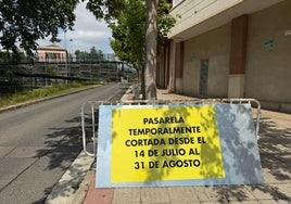 Cartel informativo con el cierre «temporal» del paso superior.