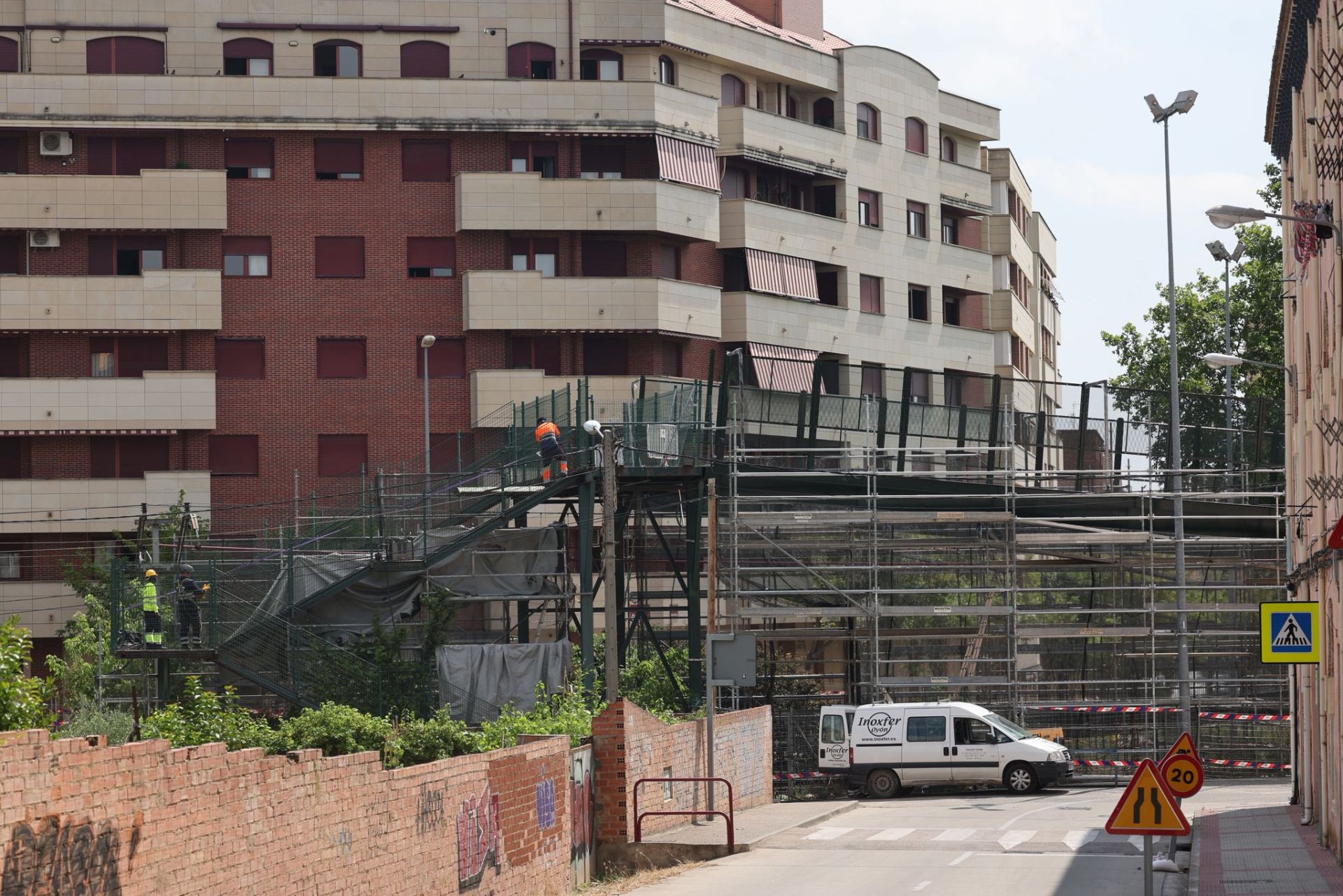 Imagen principal - La «faena» de estar sin pasarela un mes y medio entre Gonzalo de Berceo y Fuenmayor