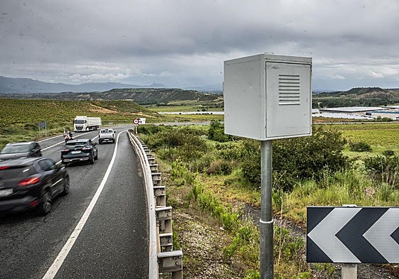 Última radar instalado en la N-232, en el término municipal de Fuenmayor.