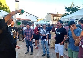 Una cuadrilla, en un anterior festival de la sidra de El Redal.