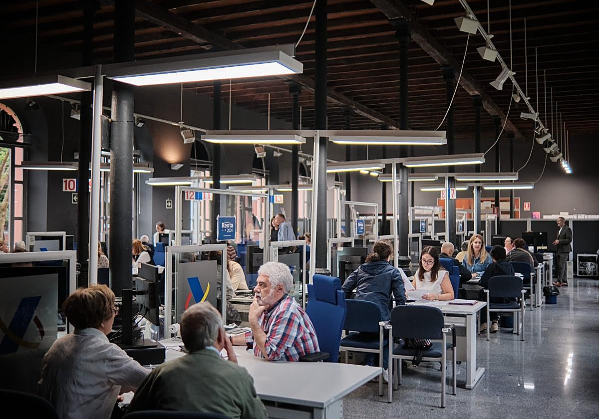 Agencia Tributaria. Trabajadores de la Administración pública en La Rioja ayudan a ciudadanos en la campaña de la declaración de la renta.