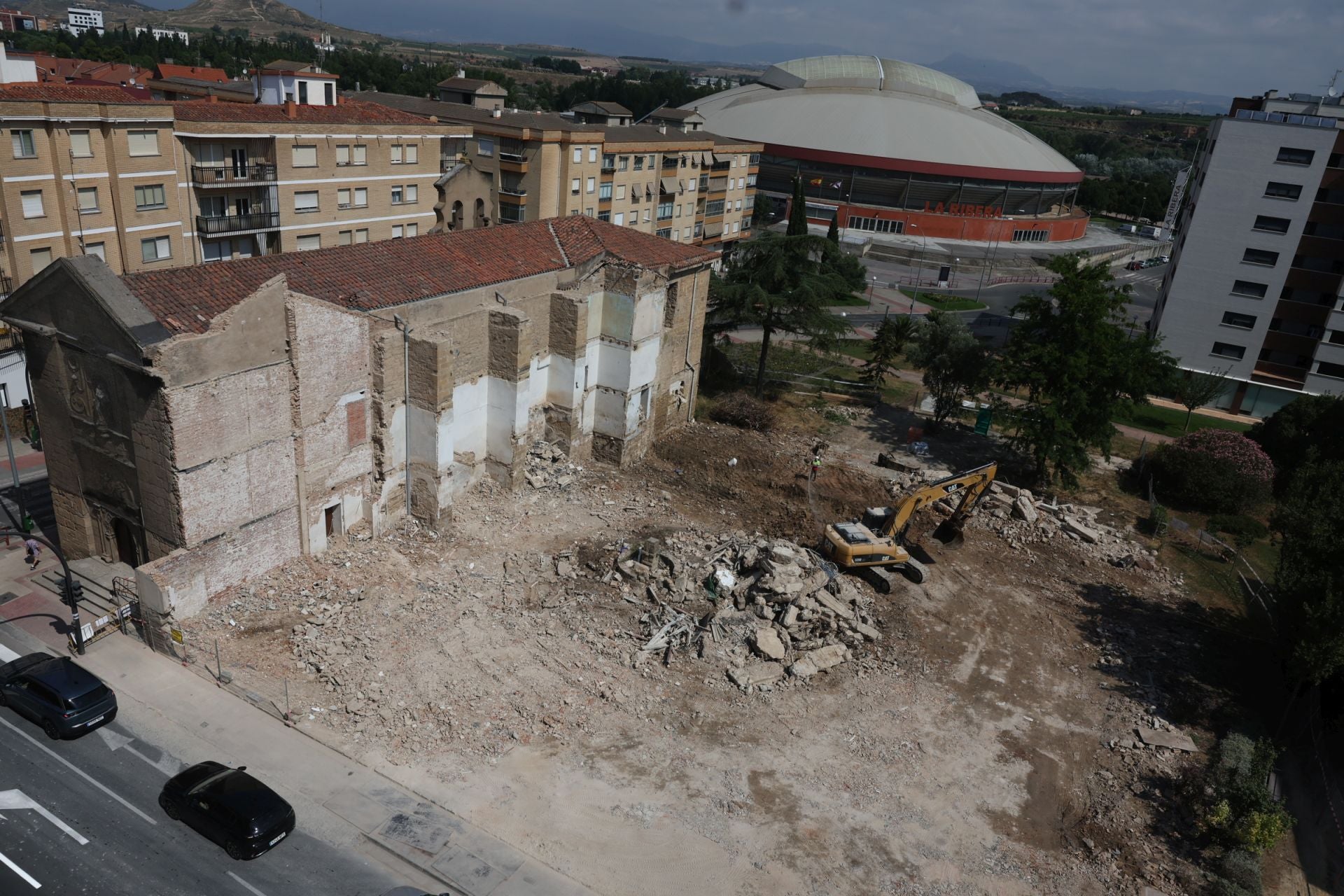 Solar resultante tras el derribo del convento junto a la iglesia, con la fuente que se mantendrá.