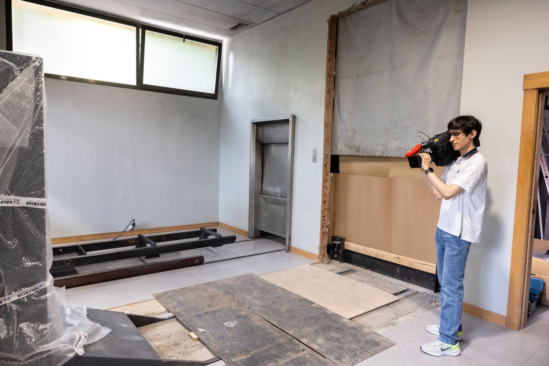 Sala de introducción de los féretros a los dos incineradores.