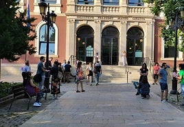 Opositores acuden a un examen en el IES Sagasta, en una convocatoria anterior.