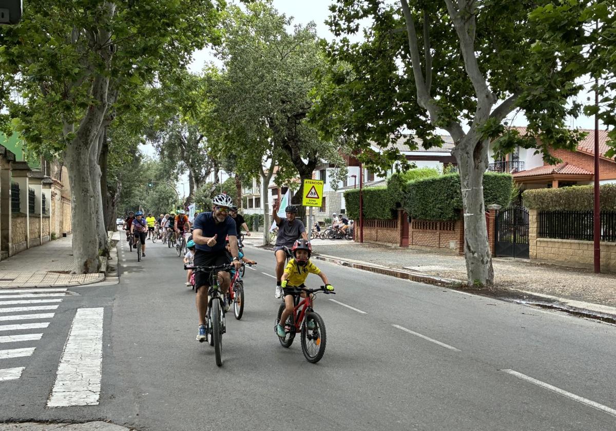 Participantes en la bicicletada bajo los álamos de Haro.