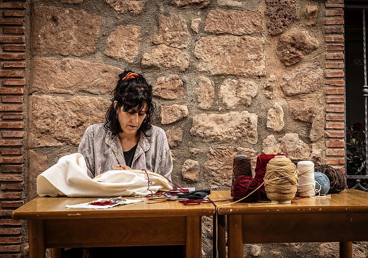 María Meiga confecciona el tapiz que presentará al final de Camprovinarte.