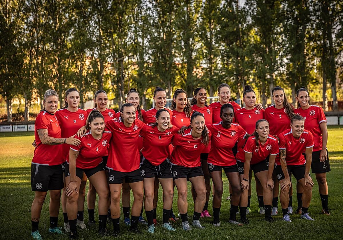 Las jugadoras del DUX Logroño se ejercitan en el campo de fútbol de La Isla durante el primer entrenamiento de pretemporada.