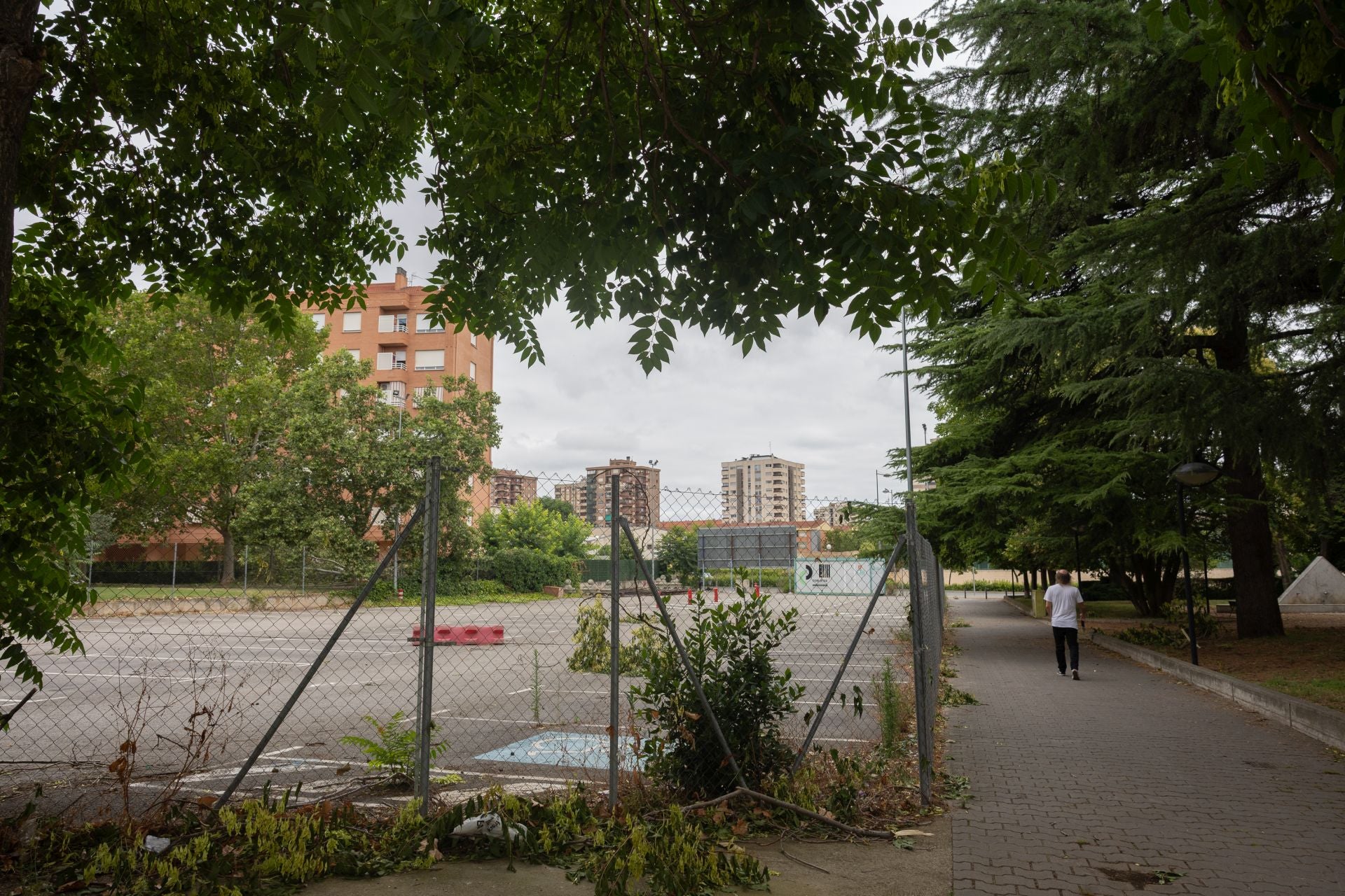 La zona a urbanizar se desarrolla en torno a una parcela residencial que otrora se usó como parking del Supercor de Cascajos.