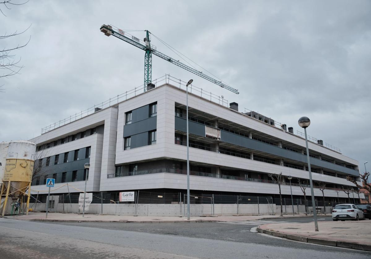 n edificio de nueva construcción en Lardero