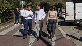 Las autoridades transitan por una de las carreteras a arreglar.