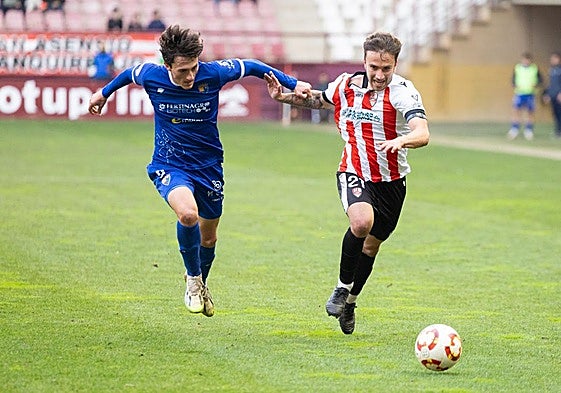 Jose Val pugna con Agüero en el partido que el Teruel jugó en Las Gaunas contra la UD Logroñés.