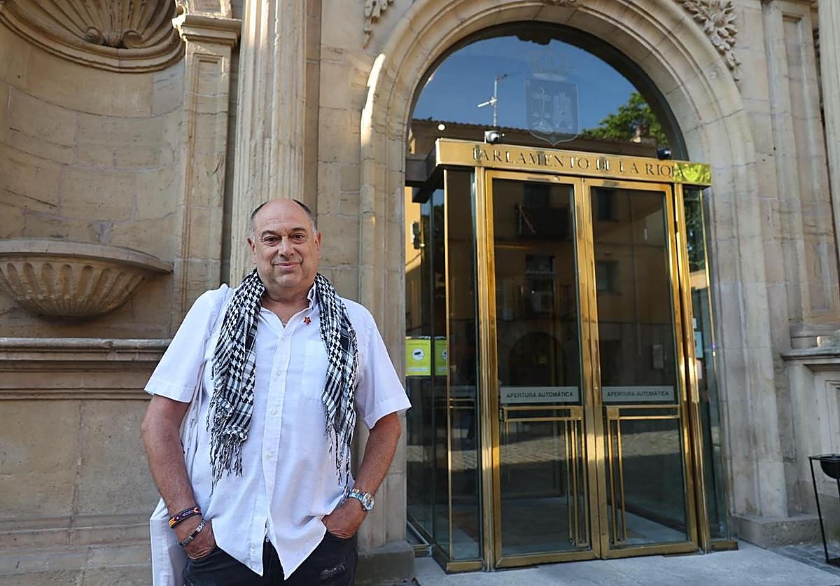 Polémica en el Parlamento riojano por la retirada de un pañuelo palestino a un activista antes del pleno