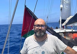 Sergio Toribio en el velero Madleen, donde fue secuestrado el pasado mes de junio.