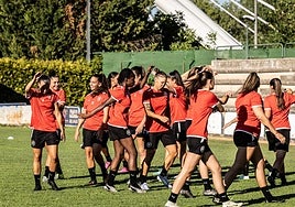 Las jugadoras del DUX se ejercitan en La Isla.