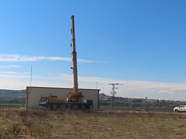 Imagen de los pozos de captación, en los Sotos del Ebro, con el municipio a unos kilómetros al fondo.