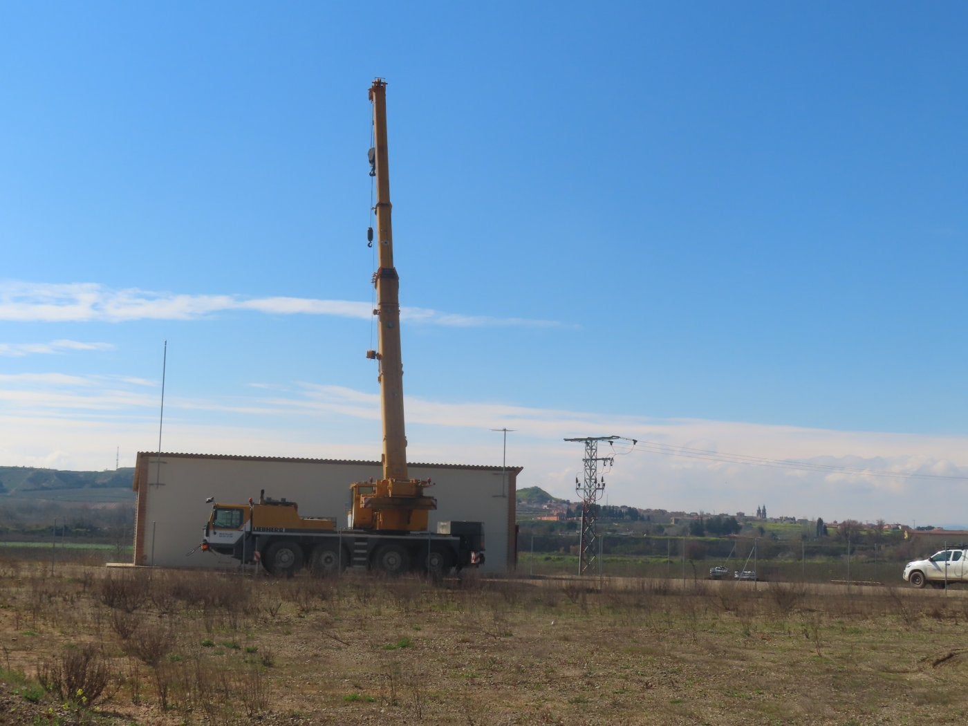 Imagen de los pozos de captación, en los Sotos del Ebro, con el municipio a unos kilómetros al fondo.