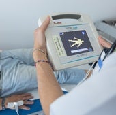 Preparativos para iniciar el chequeo de uno de los participantes en el estudio, citado en el centro de salud de La Guindalera.