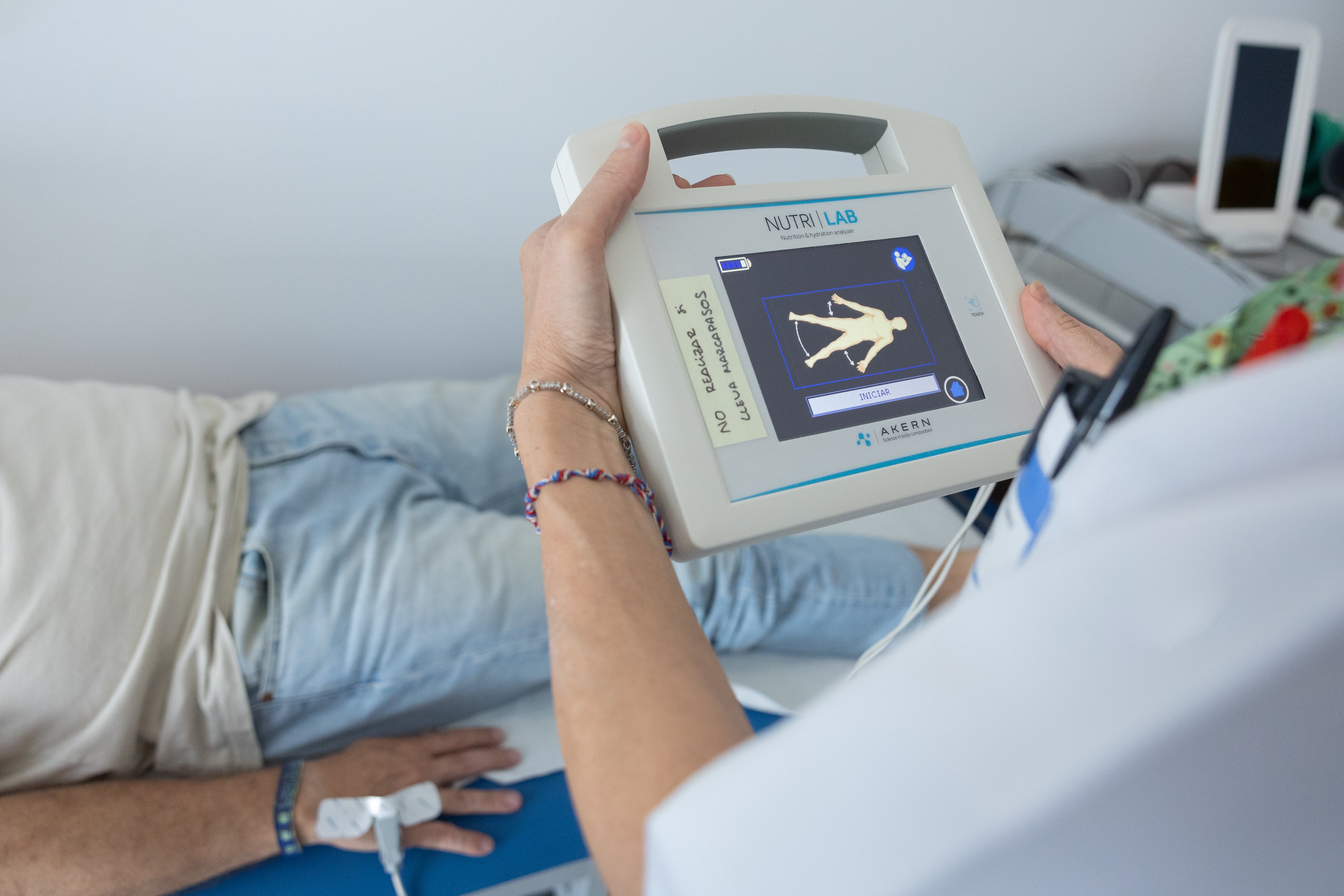Preparativos para iniciar el chequeo de uno de los participantes en el estudio, citado en el centro de salud de La Guindalera.