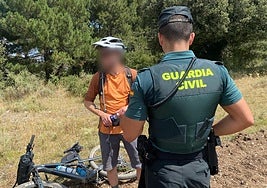 El ciclista junto a uno de los agentes que le ha auxiliado.