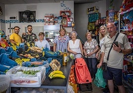 Catalina Bastida, alcaldesa de Autol, posa junto a otros vecinos y vecinas de la localidad, clientes de la frutería Kayan que regenta el marroquí Khalid.