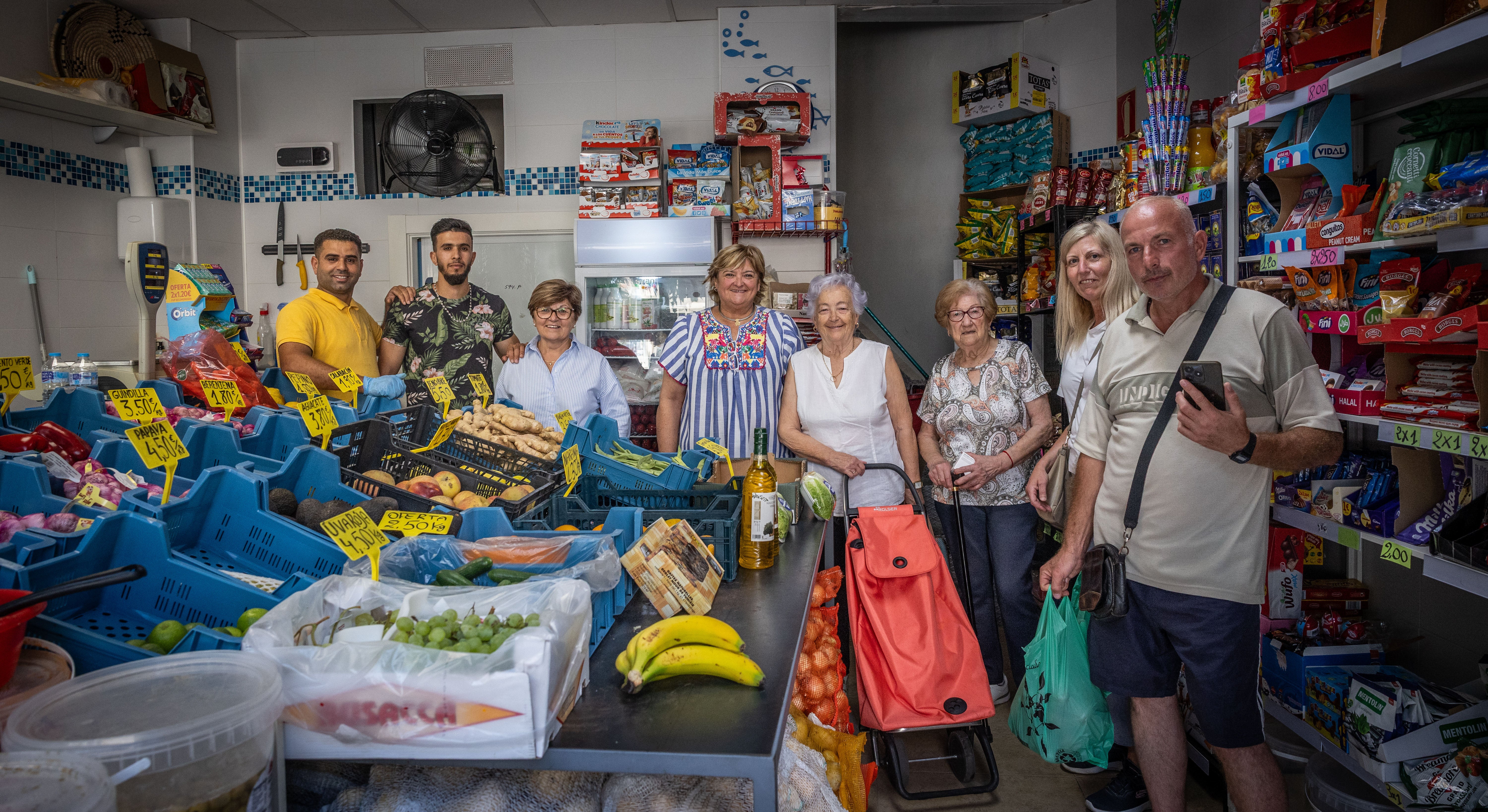 Catalina Bastida, alcaldesa de Autol, posa junto a otros vecinos y vecinas de la localidad, clientes de la frutería Kayan que regenta el marroquí Khalid.